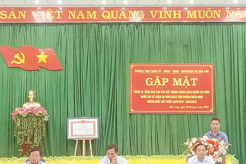 TỔ CHỨC GẶP MẶT, THĂM VÀ TẶNG QUÀ CHO CÁC ĐỐI TƯỢNG CHÍNH SÁCH NHÂN NGÀY GIẢI PHÓNG MIỀN NAM 30/04/2025